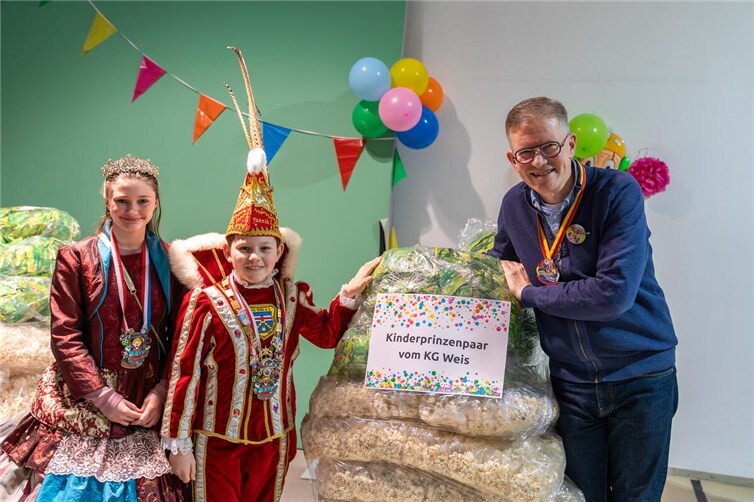 Marcelo Peerenboom (rechts) von der evm übergab die Palette an Mitglieder der Karnevalsgesellschaft Weis.Foto: Niklas Oster/evm