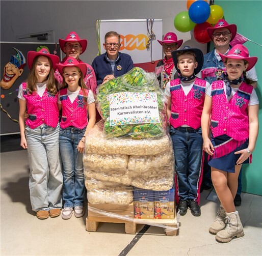 Marcelo Peerenboom von der evm übergab die Palette an Mitglieder des Stammtischs der Rheinbrohler Karnevalisten.  Fotos: Niklas Oster/evm