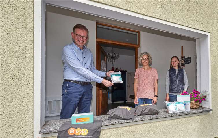 evm spendet Schutzausrüstung für Hebammen Marcelo Peerenboom (von rechts) überreichte Schutzausrüstung an Bettina Endres-Muschalle und Lisa Helmis. Foto: Sascha Ditscher/evm