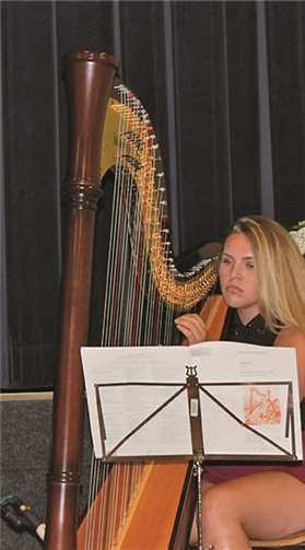 Marcia Pyka umrahmte den Festakt musikalisch an der Harfe.