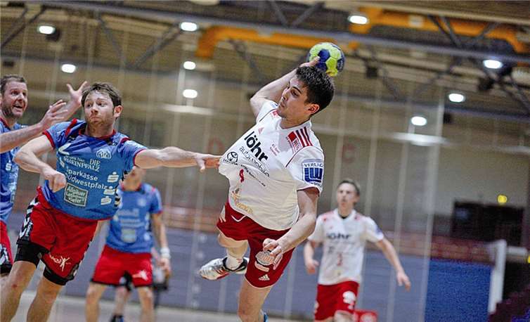 Marco Binnes setzt sich hier im Spiel gegen den neuen Drittligisten Saarpfalz gegen seinen Gegenspieler Thorsten Bas durch. privat