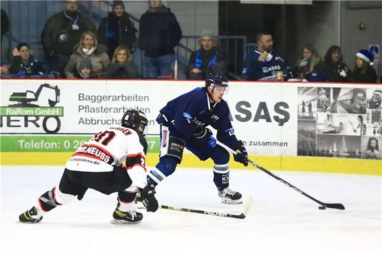 Marco Bozzo wirbelte wie aufgezogen: Der kanadische Angreifer des EHC erzielte drei Tore und bereitete drei weitere vor.  Foto: privat