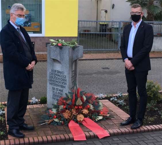 Marco Deckers (r.) und Gert-Jürgen Scholz legten am Gedenkstein ein Trauergesteck nieder.Foto: privat