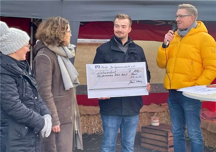 Marco Deckers (r.) und Michael Bunert (Mitte) überreichten den Spendenscheck an Schulleiterin Maria Cloot.  Foto: privat