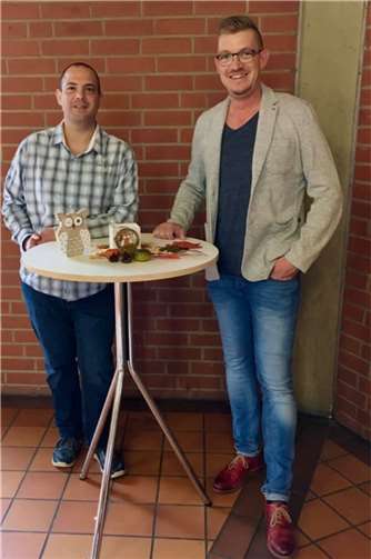 Marco Deckers (rechts) und Jan Kindel freuen sich nach der Pause im vergangenen Jahr darauf, wieder viele Mitglieder, Freunde und Gönner der Dorfgemeinschaft zum Grünkohlessen begrüßen zu können. Foto: privat