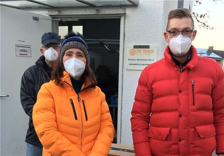 Marco Deckers und Nicole Döring-Welsch übergaben Weihnachtspäckchen an die Tafel. Foto:SPD