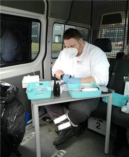 Marco Dworschak bei der Vorbereitung im Drive-In-Schnelltestzentrum.