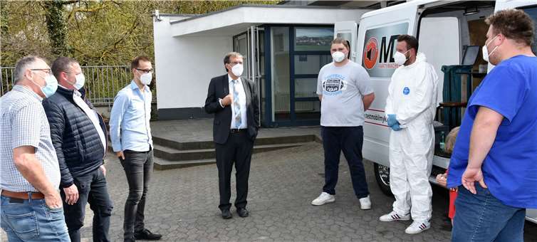 Marco Dworschak und sein Team (re.) erläutern Karl-Josef Dötsch, Dirk Rohm, Stephan Ristow und Klaus Bell (v. l.) den Ablauf am Testmobil. Hier kann man sich sowohl im Pkw als auch direkt am Testmobil.myk testen lassen. Fotos:VG Pellenz