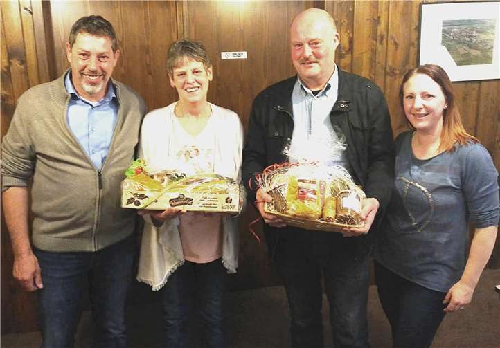 Marco Grebe (li.) und Katharina Cardinale (re.) ehrten verdiente Vereinsmitglieder.Foto: privat