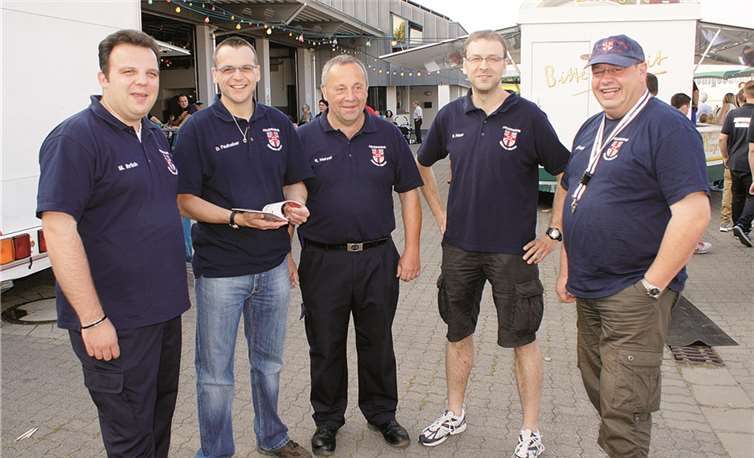 Marco Ihrlich, Dirk Faulhaber, Wehrführer Rainer Hetzel, Holger Henn (Vorsitzender des Fördervereins) und Rolf Knopp freuten sich über eine gelungene Blaulichtparty in Mülheim-Kärlich.GH