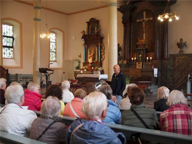 Marco Kilian gab den rund 50 Besucher*innen einen kurzen Überblick über die Geschichte der Welschneudorfer Pfarrkirche und des Hochaltars.  Fotos: privat