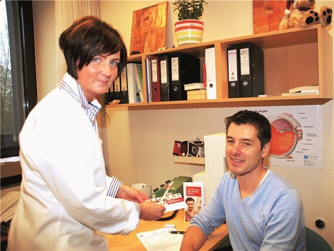 Marco Klasen (r.), Mitarbeiter der Westnetz, ließ sich in die Spenderdatei der DKMS aufnehmen. privat