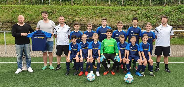 Marco Kriechel und Oliver Mauer bei der Trikotübergabe ans Team.Foto: Rolf Schmitt