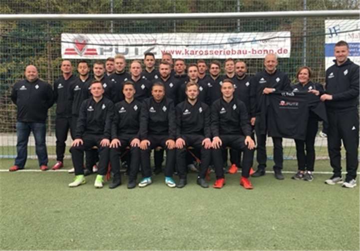 Marco Lehmacher (1. von rechts) Stephan Wolf (3. von rechts) bei der Übergabe des neuen Outfits an die Erste Herrenmannschaft des FC Pech Privat