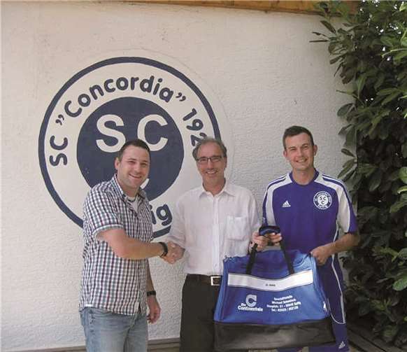 Marco Liesenfeld und Spielführer Tobias Schmitz nahmen die Überraschung von Michael Schomisch gerne an. privat