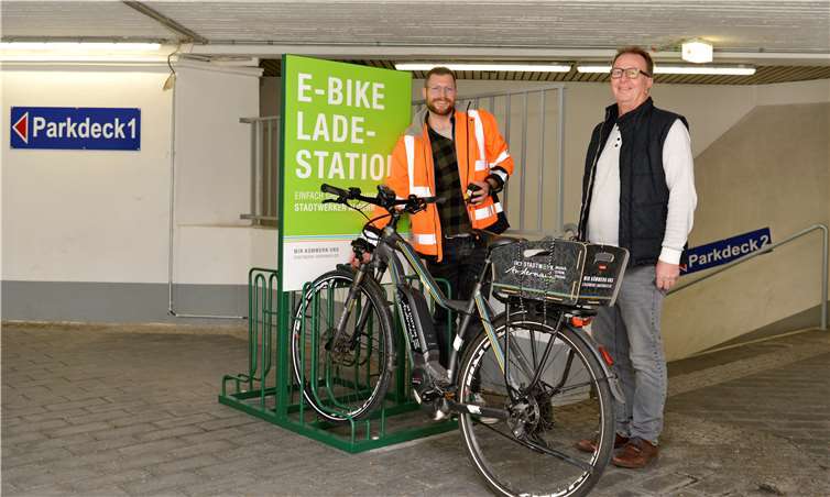 Marco Mondorf (Projektleiter) und Werner Doll freuen sich über die Inbetriebnahme der neuen La-destation für E-Bikes.Foto: Meta Welling