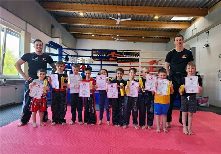 Marco Mosdzien (li.), Prüflinge Gruppe 1 Outcast, Till Wagner (re.). Quellen: Outcast Fighting e.V.