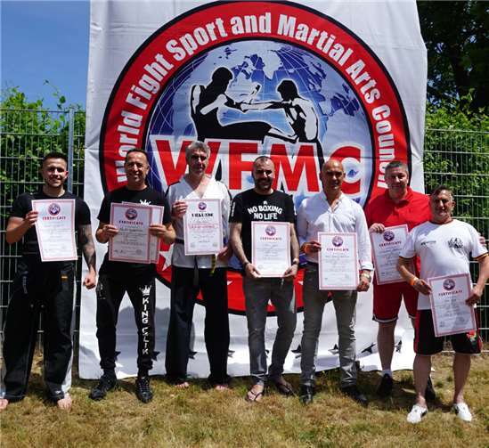 Marco Mosdzien (v.li.n.re.), Orhan Celik, Björn Lukas, Selahattin Gülsel, Baki Hoxhaj, Matthias König und Karl-Heinz Ihrig präsentieren ihre Urkunden.