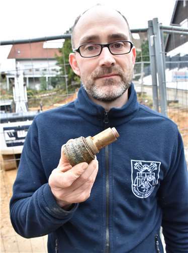 Marco Ofenstein zeigt den mechanischen Zünder, der per Seilschreibe entfern wurde.