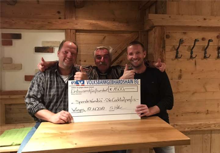 Marco Pfeifer freut sich über die großzügige Spende von den Cocktail-Profis. privat