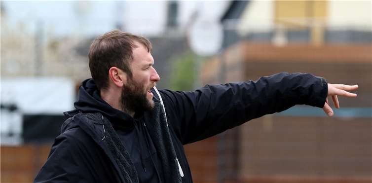 Marco Reifenscheidt gibt auch in der Saison 2018/2019 die Richtung bei der ersten Mannschaft der Eisbachtaler vor.