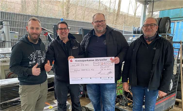 Marco Sailer (l.) und Jens Johanni (3.v.l.) überreichten den beiden Geschäftsführern der Firma Huther, Jörg (2.v.l.) und Alfred Huther, einen Spendenscheck in Höhe von 2.850 Euro.  Foto: SN