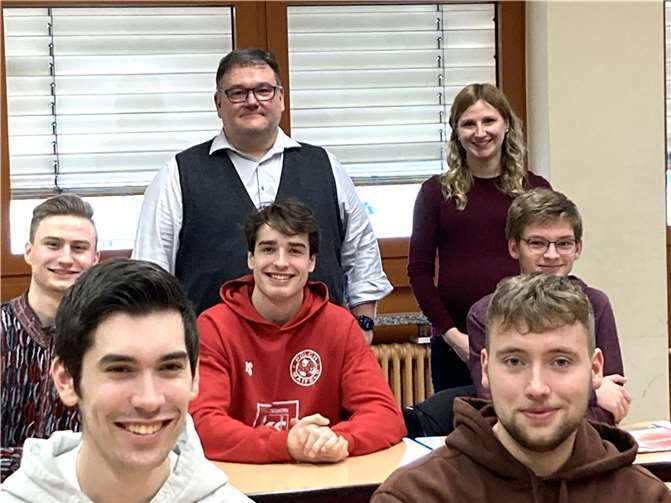 Marco Sauerborn und Elisabeth Einig im Gespräch mit dem Grundkurs Katholische Religion 13.  Foto: Sylvia Langen