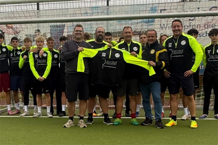 Marco Schmidt, die B-Jugend, Michael Sämmer und Daniel Iven (Jugendleitung) bei der Übergabe der Sweatshirts