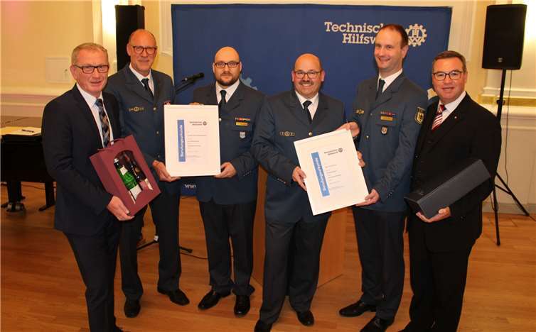 Marco Schmieding (3.v.re.) und Christian Niemeyer (3.v.li.) wurden feierlich in ihre Führungsämter beim THW-Ortsverband Ahrweiler eingeführt.DU