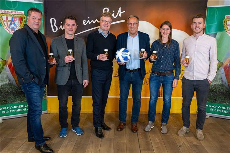 Marco Schütz (Vizepräsident Senioren des Fußballverbandes Rheinland), Jens Bachmann (Spielausschussvorsitzender des Fußballverbandes Rheinland), Gerd Müller (Verkaufsleiter bei der Bitburger Braugruppe), Gregor Eibes (Präsident des Fußballverbandes Rheinland), Naemi Breier (Losfee und FVR-Schiedsrichterin in der Frauen-Bundesliga), Patrick Hardge (Manager Regionales Marketing und Sponsoring Bitburger). Foto: privat