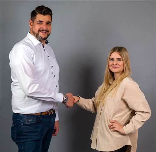 Marco Wagner begrüßt seine erste Auszubildende Lisa Buhr. Foto: Aurelian D Photography