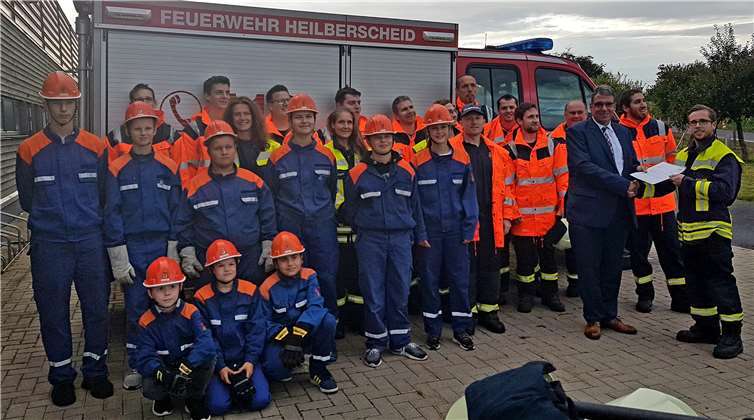 Marco Weimer (r.) ist jetzt auch offiziell Jugendwart der Freiwilligen Feuerwehr Heilberscheid. Andree Stein (zweiter v.r.) übergab die Urkunde im Kreise vieler kleiner und großer FeuerwehrkameradenFoto: privat