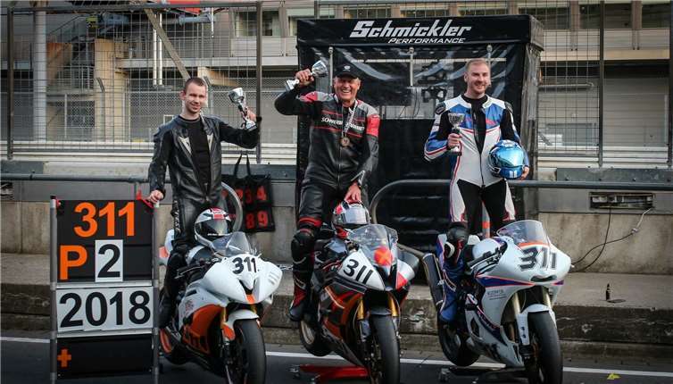 Marco Weis (r.) mit seinen Te amkollegen des Driftwood Racing-Team. Fotos: Erhan Göktan- ring-race-pixx.com - 2018