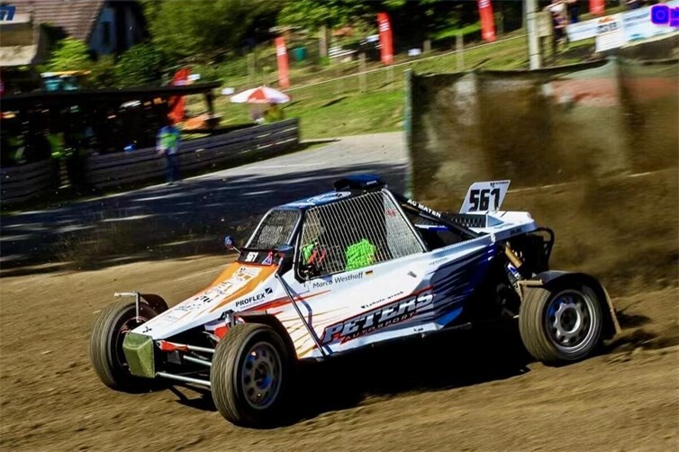 Marco Westhoff auf dem anspruchsvollen Crosskurs in Cunewalde. Er beendete die Deutsche Autocross Meisterschaft 2026 auf dem siebten Platz. 