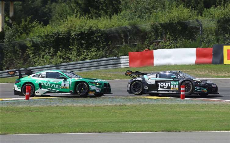 Marco Wittmann jagt in seinem BMW Ricardo Feller im Audi.