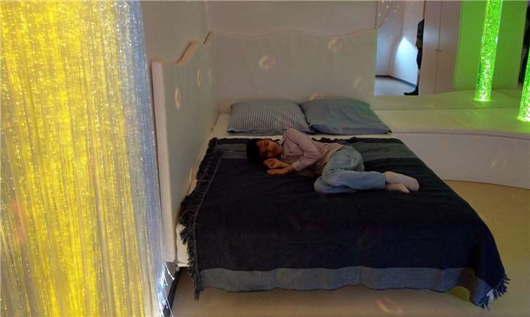 Marco entspannt zwei bis dreimal in der Woche im Snoezelen-Raum der Tagesförderstätte in Kloster Ebernach.Foto: privat