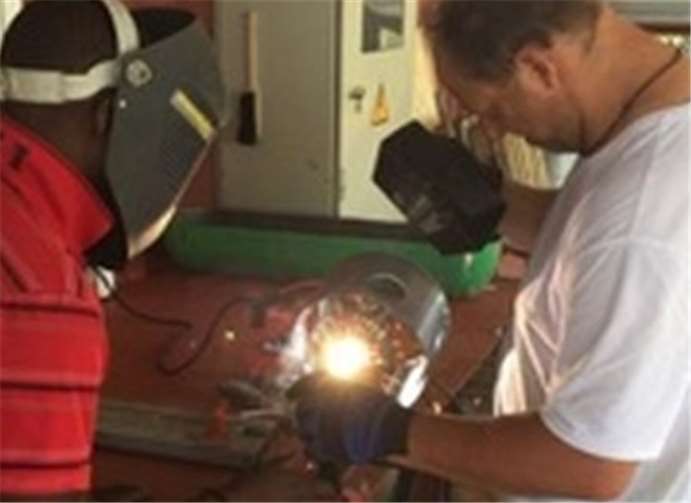 Marco zeigte den Jungs unter anderem auch wie man schweißt, ausbessert und repariert.Marco Pfeifer