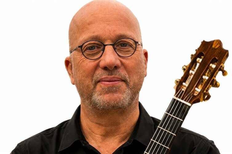 Marcus Hartmanns „kümmert sich“ im Trio Marinello um Gitarre, Klavier und Gesang.
