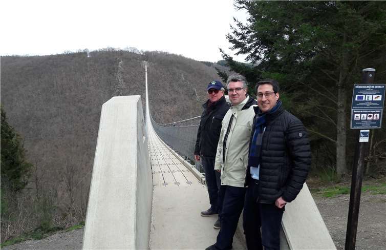 Marcus Scheuren informierte sich an der Hängeseilbrücke Geierlay.Foto: FDP