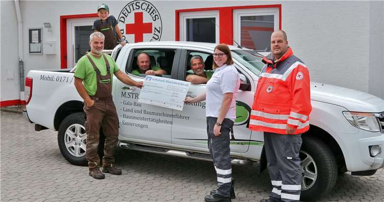 Marcus Streckel (li.) überreicht mit seinem Sohn Julian und seinen Mitarbeitern Grzegorz Kaluza (Mi.) und Hasan Dogan (3. v. li.) eine Spende in Höhe von 1.200 Euro für das neue Notfall-Beatmungsgerät der ehrenamtlichen DRK-Rettungskräfte in Sinzig an DRK-Bereitschaftsleiterin Judith Grobelny und dem zweiten DRK-Ortsvorsitzenden Martin Hengsberg.Foto: Thorsten Trütgen