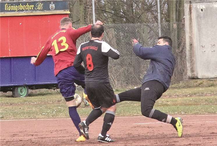 Marcus Stürz auf dem Weg zum Führungstreffer. Gerade lässt der Angreifer der Sportfreunde Goldgrube Bendorfs Keeper Onur Bora aussteigen. Am Ende siegt der Koblenzer B-Ligist, auch dank zweier Treffer von Marcus Stürz, mit 5:1. TH