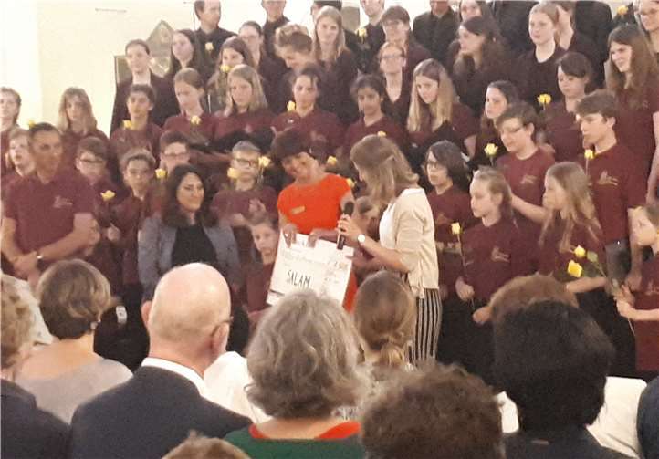 Mareike Blum (links im Bild) nimmt den symbolischen Scheck entgegen von Ulrike Diehl, Organisatorin des Mittsommerkonzerts und Präsidentin des Zonta Frauenclubs Koblenz.Foto: Jennifer Althausen