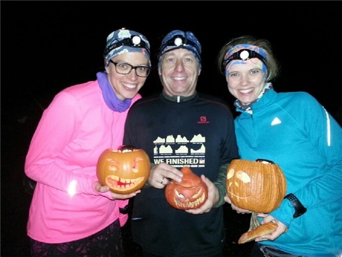 Mareike, Frank und Cordula mit ihrer Wegbeleuchtung.