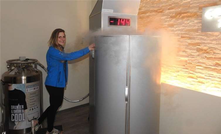 Mareike Müller und die Kühlkammer. Fotos: WAMFO.DE