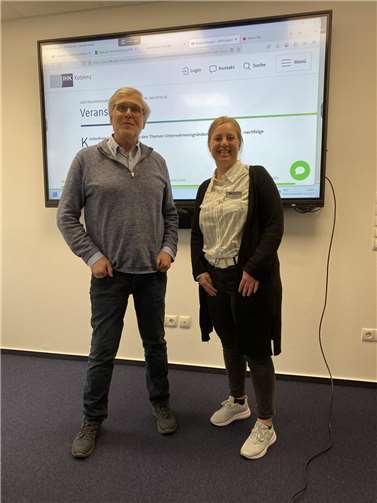 Mareike Schug, Mitarbeiterin der IHK-Regionalgeschäftsstelle, begrüßte den Dozenten Joachim Dieringer und die Teilnehmenden. Foto: Tanja Geissler