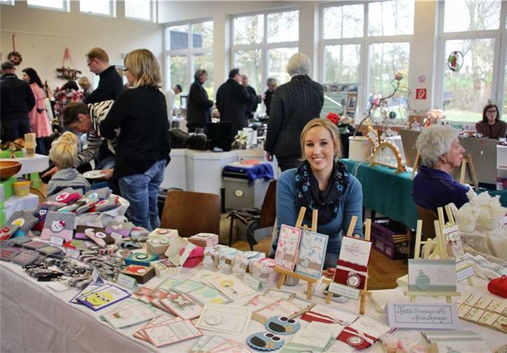 Mareike Stegemeyer, jung und noch nicht lange bei MKT, präsentiert Karten und Verpackungen für alle Festivitäten.Stein