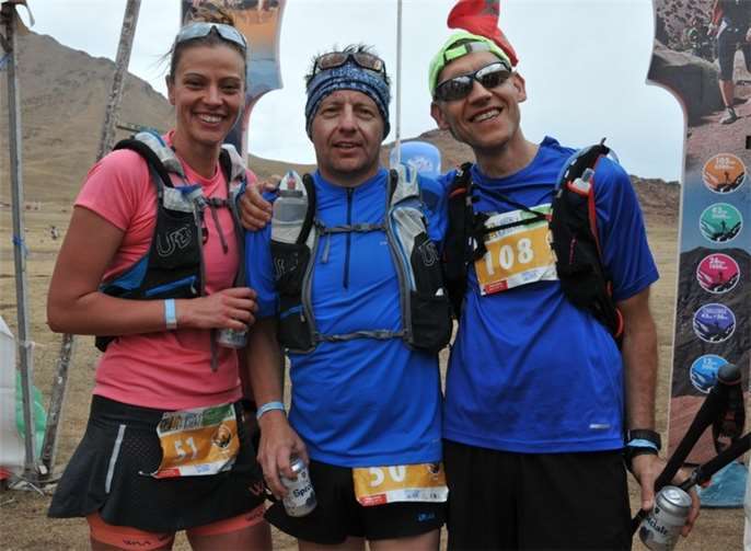 Im Schatten des Toubkal Mareike Sülz (links) und Frank Hardt (rechts) kamen trotz aller Strapazen bestens gelaunt im Ziel an. privat