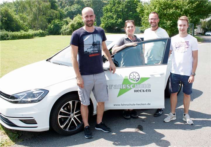 Mareike Thönnes (2. v. l.) weiß ihre Fahrschule bei Christian Hecken, Mario Thelen und Jan Bauer (v. l.) auch künftig in guten Händen. Foto: privat