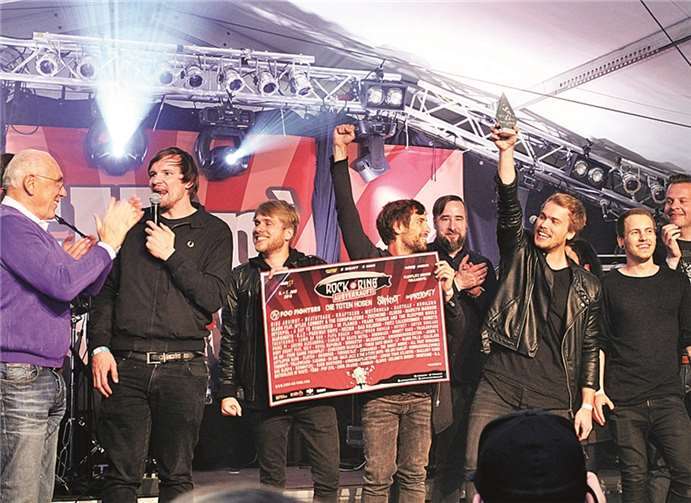 Marek Lieberberg (l.) gratulierte der Newcomerband „Montaine“ zu ihrem Sieg.privat