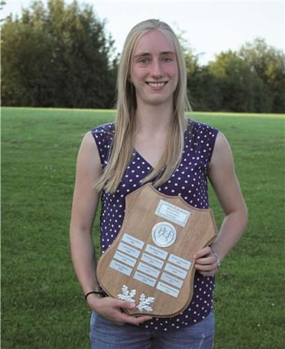 Maren Backsmann mit dem Wanderpokal. privat